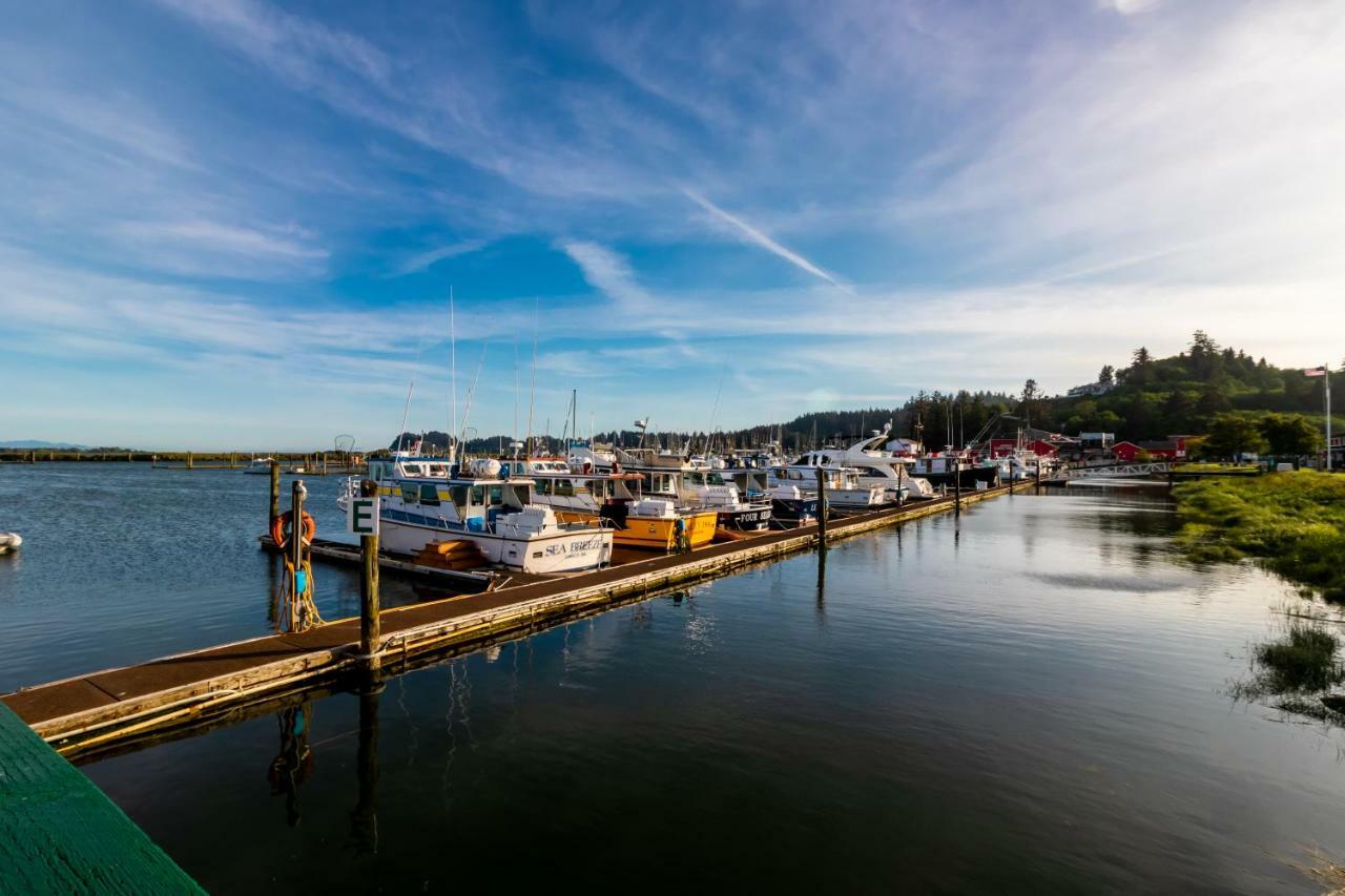 At The Helm Hotel Ilwaco Bagian luar foto