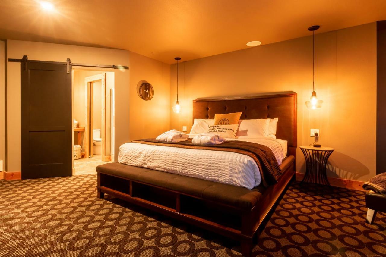 At The Helm Hotel Ilwaco Ruang foto