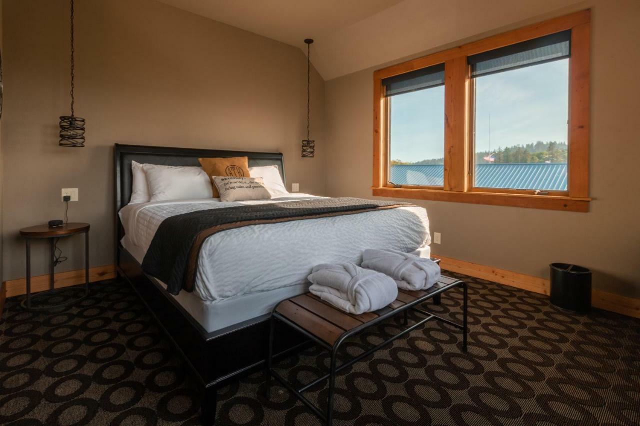 At The Helm Hotel Ilwaco Ruang foto