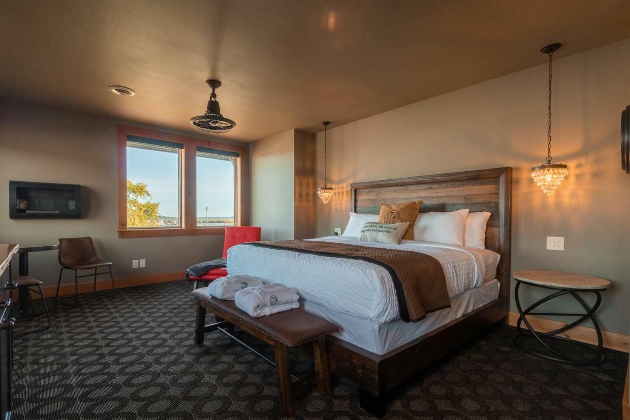 At The Helm Hotel Ilwaco Ruang foto