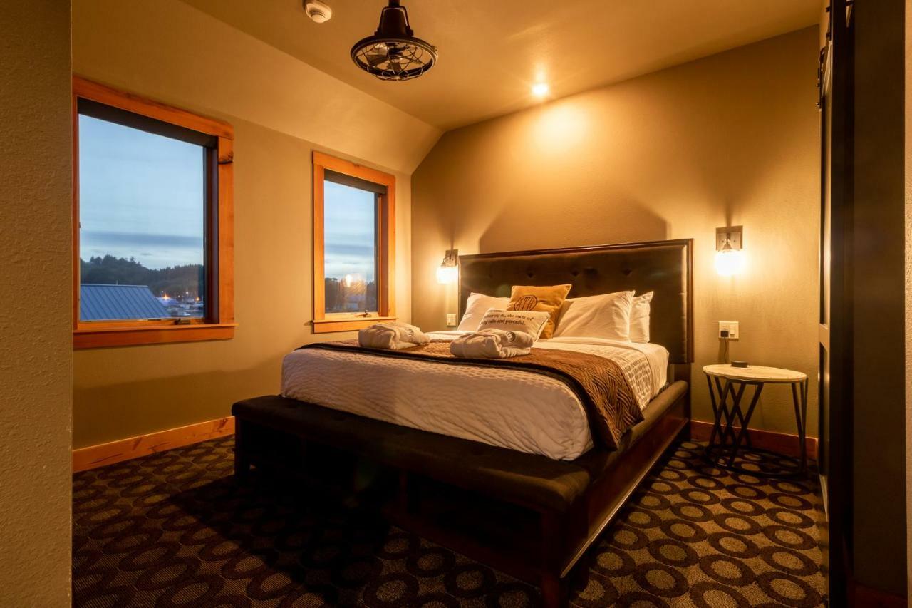 At The Helm Hotel Ilwaco Ruang foto