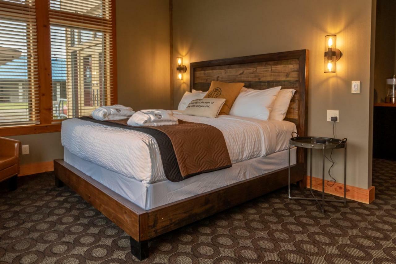 At The Helm Hotel Ilwaco Ruang foto