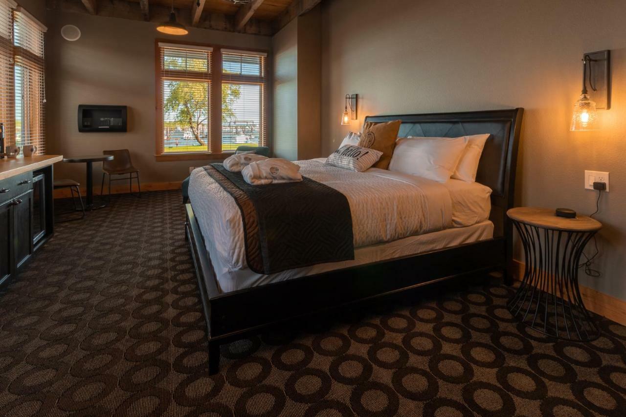 At The Helm Hotel Ilwaco Ruang foto